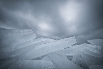 Zerkleinern von Eis im Winter auf dem IJsselmeer. Wenn das IJsselmeer gefroren ist und es zu tauen b von Bas Meelker