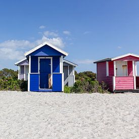Cabines de plage colorées sur la plage de Skanör sur MDRN HOME
