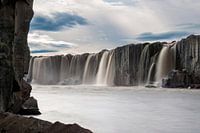 Der Selfoss-Wasserfall im Fluss Jökulsá á Fjöllum