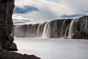 La chute d'eau de Selfoss dans la rivière Jökulsá á Fjöllum