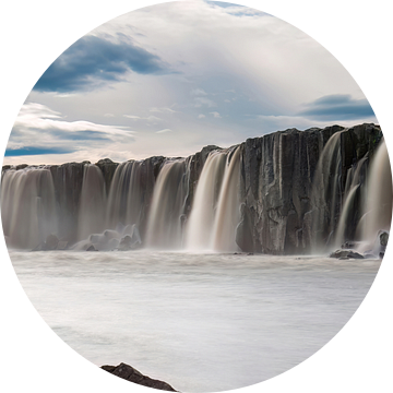 De waterval Selfoss in de rivier Jökulsá á Fjöllum van Gerry van Roosmalen