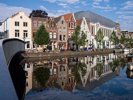 Spiegelung im Kanal am Aalmarkt in Leiden von Eric van den Bandt