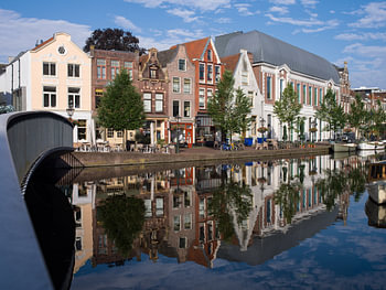 Reflet dans le canal de l'Aalmarkt à Leyde