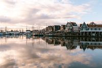 Reflecties in de haven en dijk van Volendam