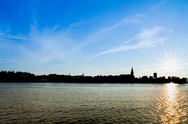 Die Silhouette von Nimwegen an einem sonnigen Tag