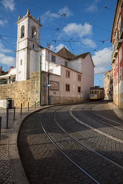 Kirche und Straßenbahn in Lissabon, Portugal
