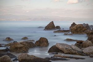 Griechische Küste mit Felsen und Meer im Vordergrund von Miranda van Hulst