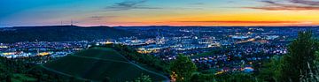 Deutschland, Stuttgart Panorama der beleuchteten Skyline des Stadtzentrums von adventure-photos