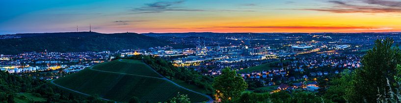 Duitsland, Stuttgart panorama van verlichte skyline van binnenstad van adventure-photos