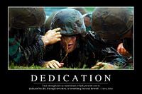 STK107086M-Dedication: Inspirerende en motiverende poster