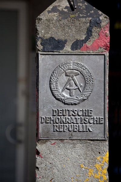 Grenspaal van de DDR, bij de Berlijnse Muur. van Kees van Dun