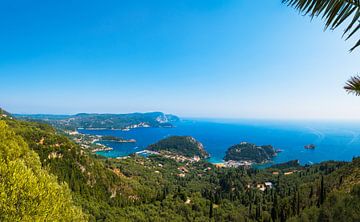 Uitzicht op Paleokastritsa op Corfu van Raphotography