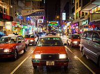 Rode taxi en neonverlichting in Hong Kong