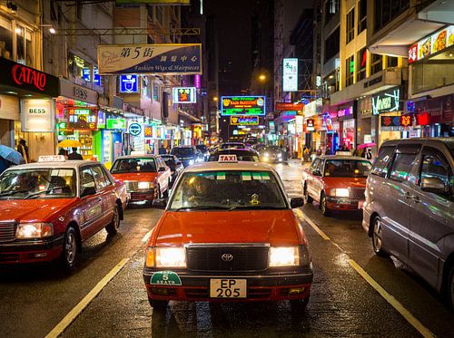 Rode taxi en neonverlichting in Hong Kong