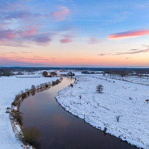 Die Vecht fließt durch eine verschneite Winterlandschaft bei Sonnenschein