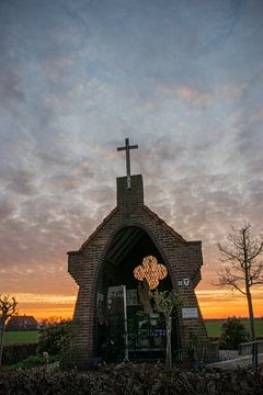 Sonnenuntergang an der Kapelle auf dem Hügel in Bemmel