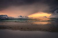 Plage de Haukland aux Lofoten au lever du soleil