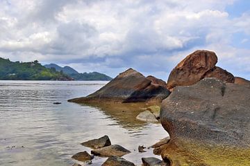 Ein Strand mit Felsen auf den Seychellen von MPfoto71