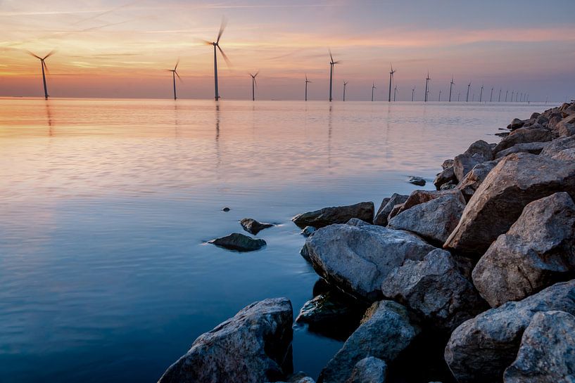 Windmolenpark langs in het water langs de kustlijn van Fotografiecor .nl