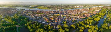 Panorama aérien de Kampen en soirée au printemps sur Sjoerd van der Wal Photographie