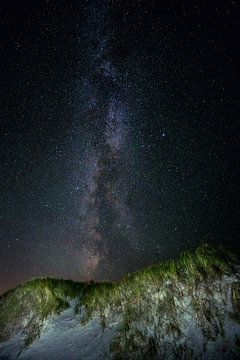Die Milchstraße über den Dünen von Ameland von Karin de Jonge