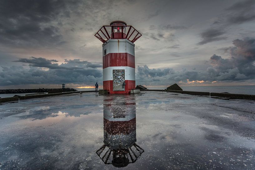 Reflectie vuurtoren Scheveningen van Tara Kiers