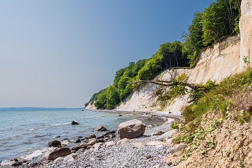 Les falaises de craie sur la côte de la mer Baltique sur l'île de Rügen sur Rico Ködder