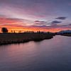 Leuchtender Morgenhimmel über dem stillen Fluss bei Uffing von Christina Bauer Photos