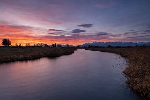 Leuchtender Morgenhimmel über dem stillen Fluss bei Uffing von Christina Bauer Photos