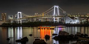 Bezaubernde Rainbow Bridge mit Tokio Skyline am Abend - Panorama