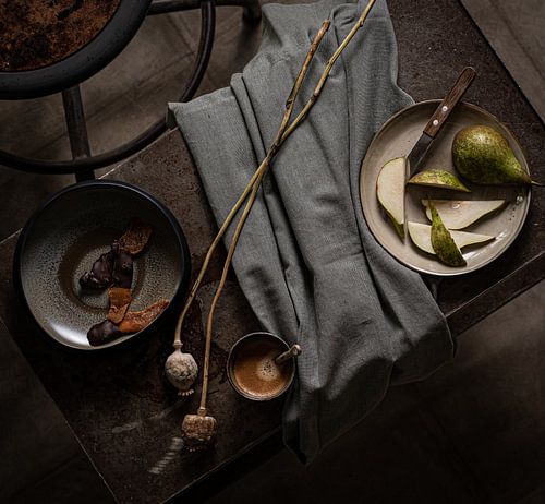 Stilleven met peer en koffie