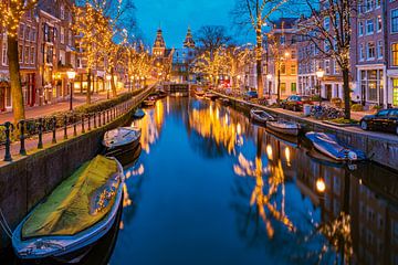 Canals of AMsterdam at night van Fokke Baarssen