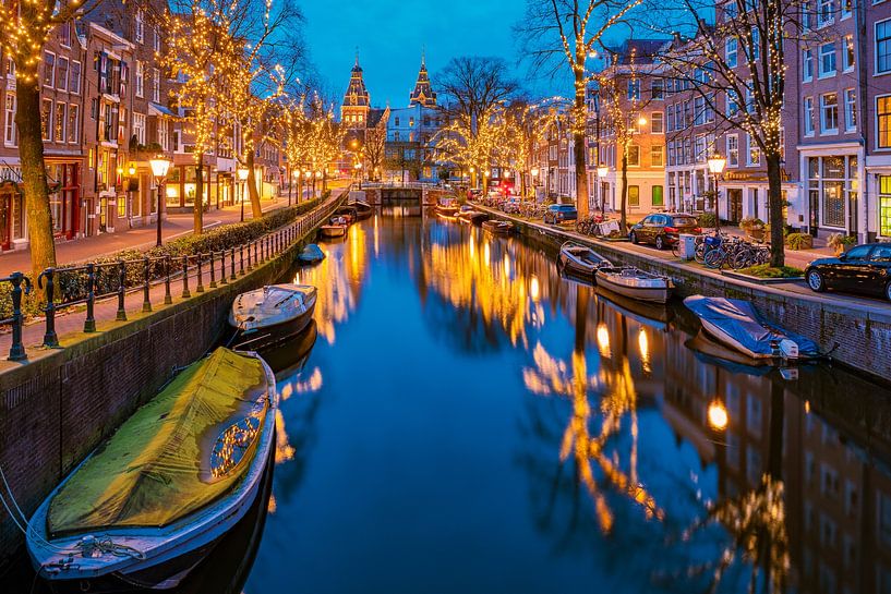 Canals of AMsterdam at night by Fokke Baarssen