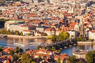 Uitzicht over de Karelsbrug en de oude binnenstad van Praag van Werner Dieterich thumbnail