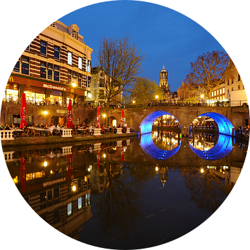 Oudegracht in Utrecht met Bakkerbrug en Domtoren