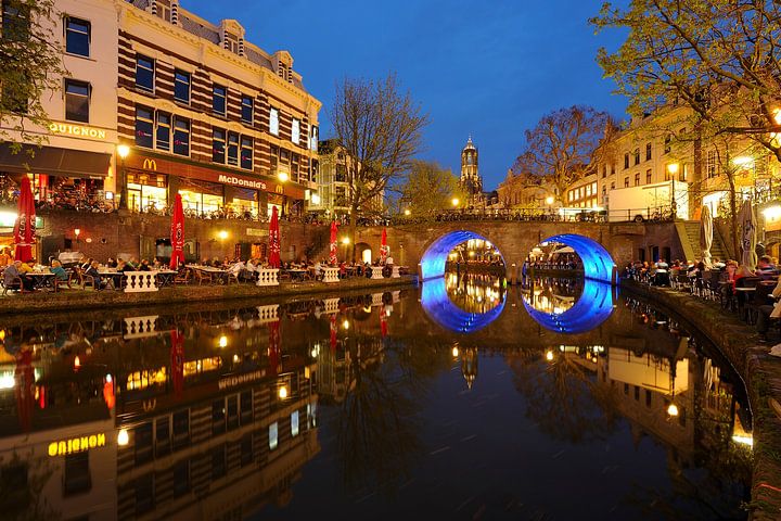 Oudegracht in Utrecht with Bakkerbrug and Dom tower by <span class="secondary-font">Donker Utrecht</span>