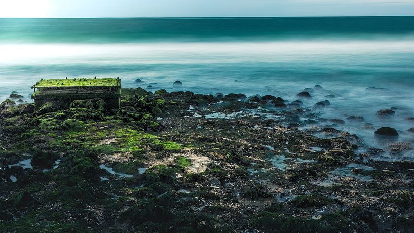 Les eaux murmurantes : Mystérieuse digue maritime par AVP Stock