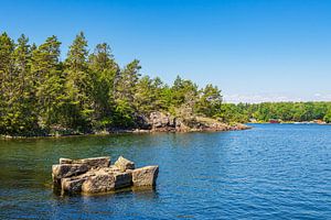 Ostseeküste mit Bäumen und Felsen auf der Insel Uvö in Schwed