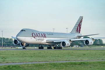 Take-off Boeing 747-8 Cargo van Qatar Airways.