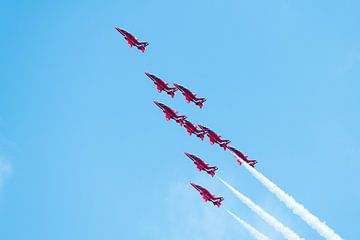 Engelse Red Arrows tijdens een vliegshow van Wim Stolwerk