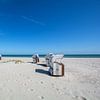5 chaises de plage blanches et brunes sur la plage de Prerow sur GH Foto & Artdesign