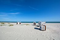 5 weiß-braune Strandkörbe am Strand in Prerow von GH Foto & Artdesign Miniaturansicht