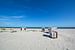 5 chaises de plage blanches et brunes sur la plage de Prerow sur GH Foto & Artdesign