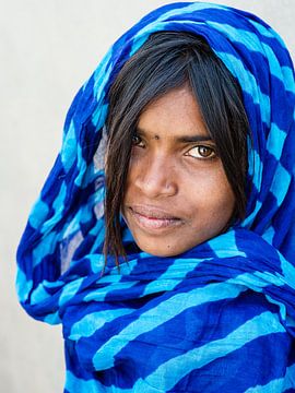 Portret van een jonge vrouw in Indiase Thar woestijn (Rajasthan) van Mirjam Letsch