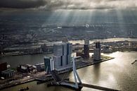 Rotterdam, eine Sonnenharfe leuchtet über der Erasmusbrücke und dem Wilhelminapier  von Marco van Middelkoop Miniaturansicht