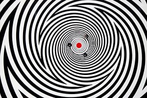 Psychedelische Kreise in Schwarz und Weiß mit rotem Punkt
