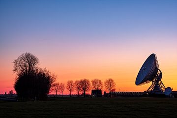 Zonsondergang bij het grote oor in Burum, Friesland van Evert Jan Luchies
