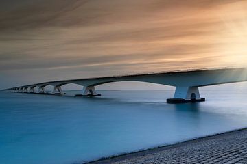 Sonnenaufgang hinter der Zeelandbrücke, der längsten Brücke der Niederlande