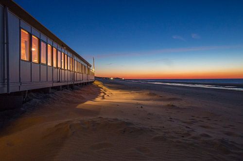 Strandpaviljoen bij zonsondergang