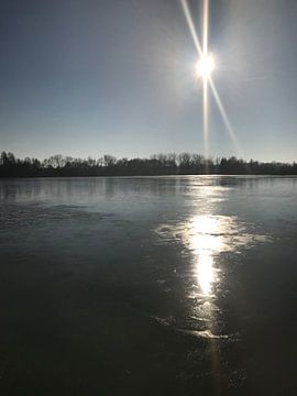 De zon op het ijs bij Heeresmeer 2 by Martin Imminga